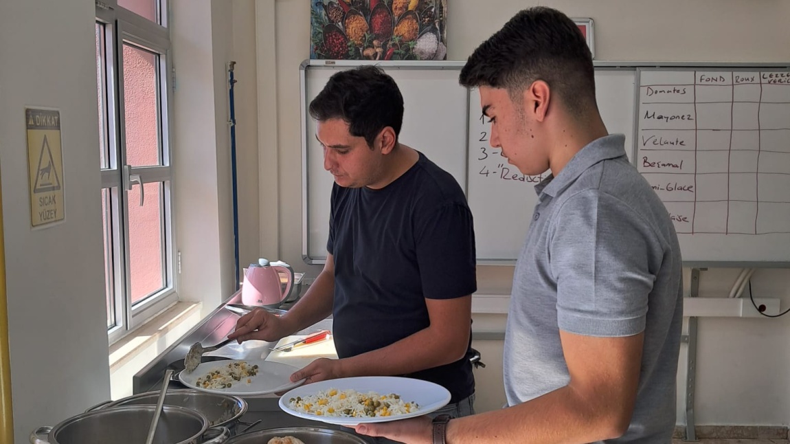 Aşçılık Atölyesi dersinde, Velaute soslu poche tavuk göğsü ve basmati pilavı yaptık